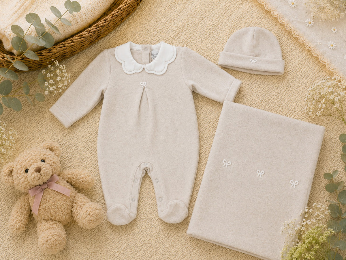 Klaiadì Set Nascita Tre Pezzi in Morbido Tessuto Anallergico Lavorazione in Maglia Tutina Coperta e Cappellino